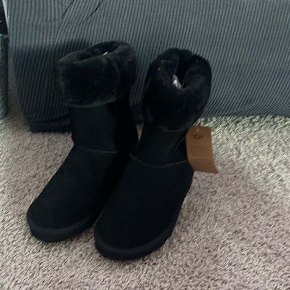 These are UGG black boots. With fur on the inside. NEVER WOREN